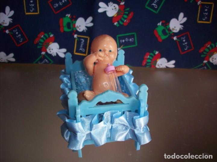 Casas de mu&ntilde;ecas: bebe con cunita azul y biberon - Foto 1