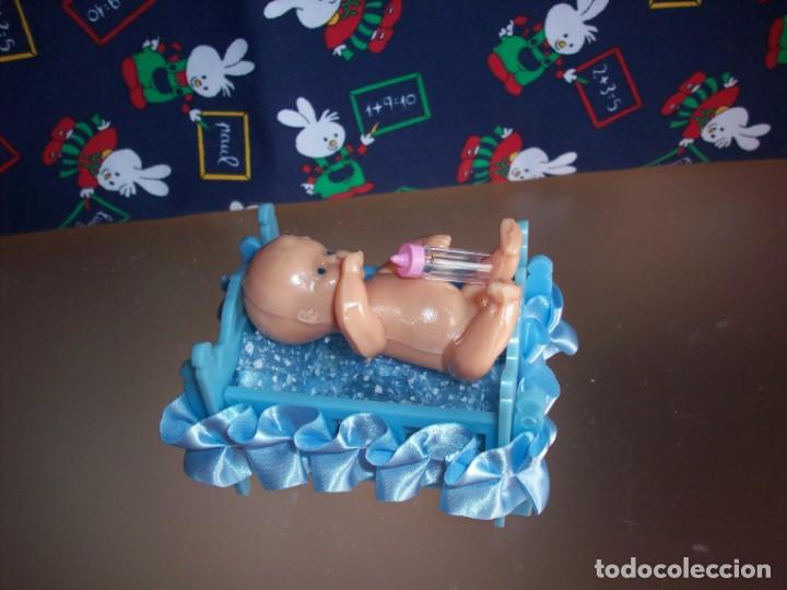 Casas de mu&ntilde;ecas: bebe con cunita azul y biberon - Foto 2