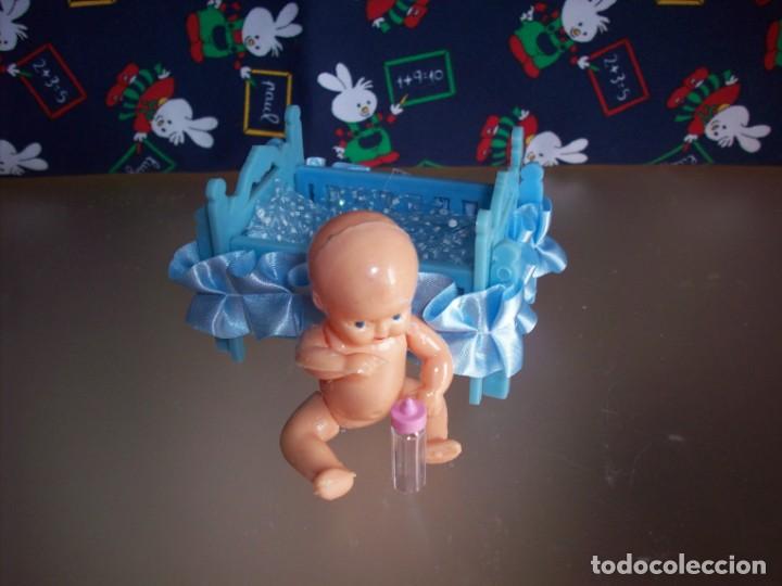 Casas de mu&ntilde;ecas: bebe con cunita azul y biberon - Foto 3