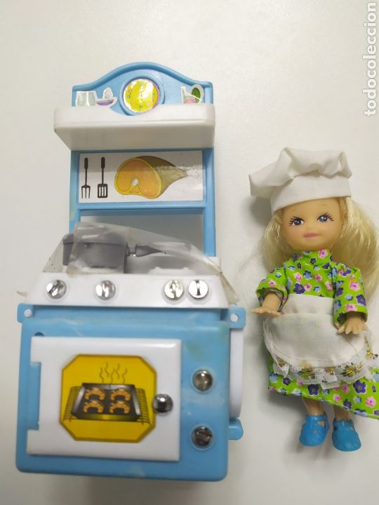 Casas de mu&ntilde;ecas: Mu&ntilde;eca y cocina de 12 cm, a&ntilde;os 70. - Foto 2