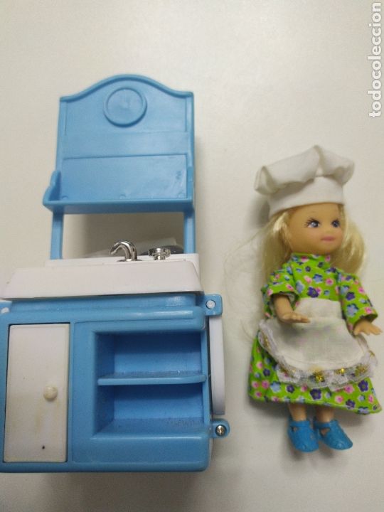Casas de mu&ntilde;ecas: Mu&ntilde;eca y cocina de 12 cm, a&ntilde;os 70. - Foto 3