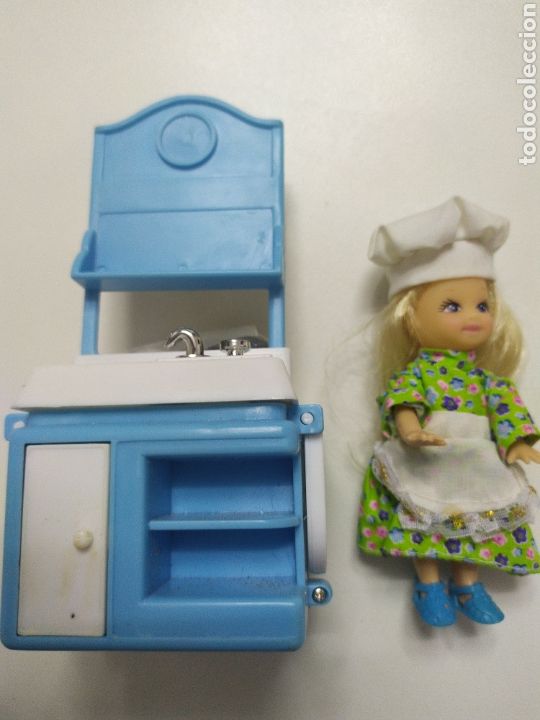 Casas de mu&ntilde;ecas: Mu&ntilde;eca y cocina de 12 cm, a&ntilde;os 70. - Foto 4