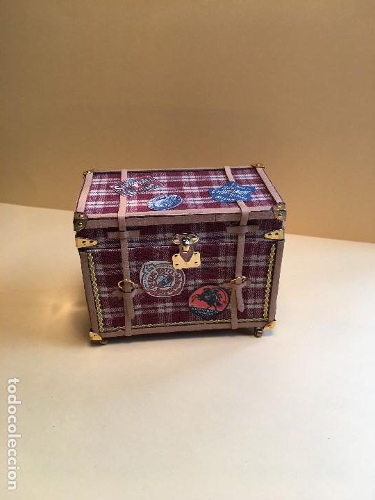 Casas de mu&ntilde;ecas: BAUL MINIATURA CON RUEDAS - Foto 1