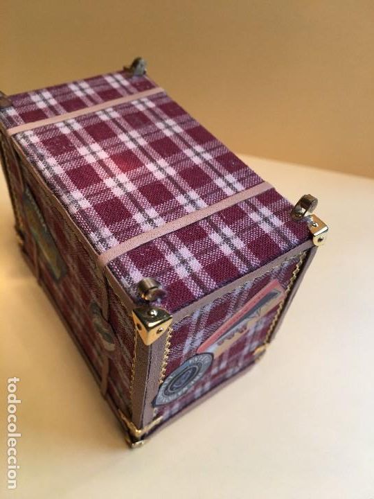 Casas de mu&ntilde;ecas: BAUL MINIATURA CON RUEDAS - Foto 2