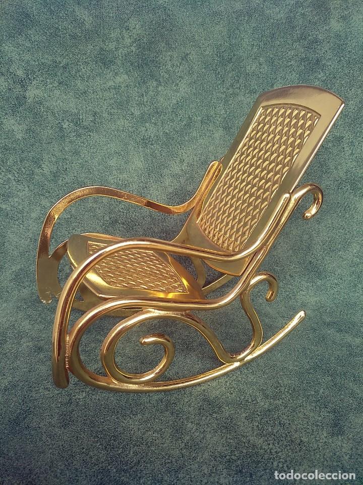 Casas de mu&ntilde;ecas: PEQUE&Ntilde;A MECEDORA DE BRONCE - Foto 1