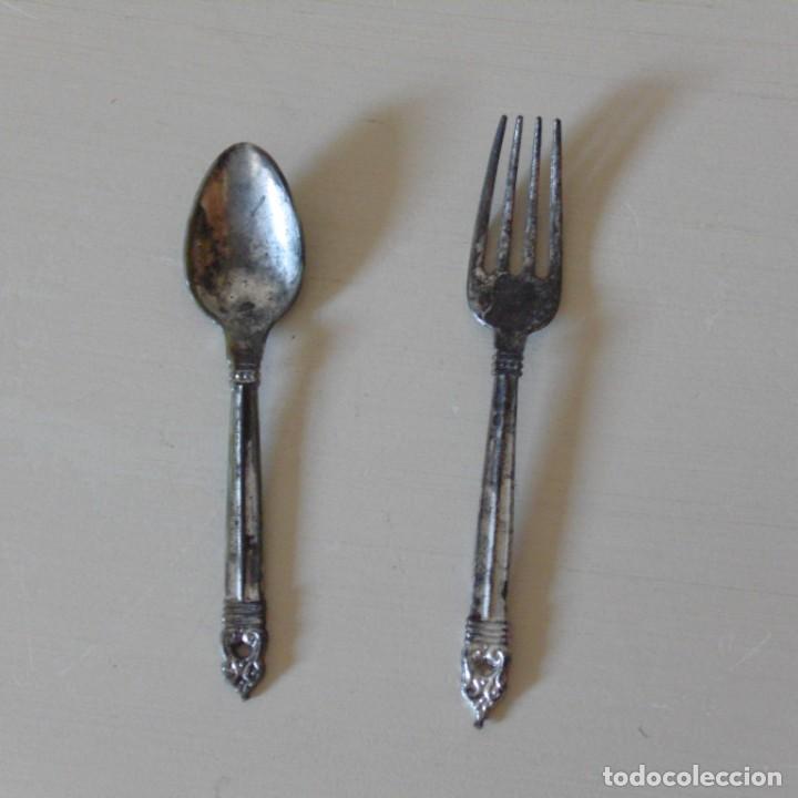 Casas de mu&ntilde;ecas: Cuchara y tenedor, partes de vajilla PSA. - Foto 1