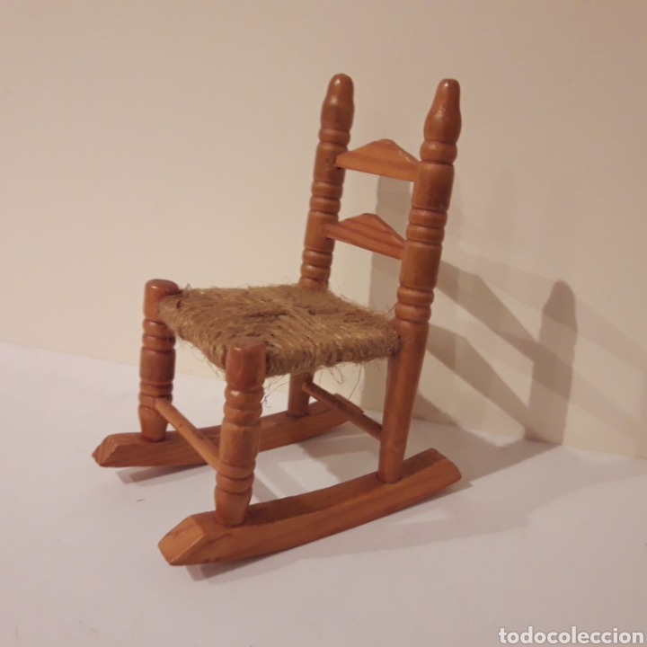 Casas de mu&ntilde;ecas: Mecedora de madera. Miniatura - Foto 1