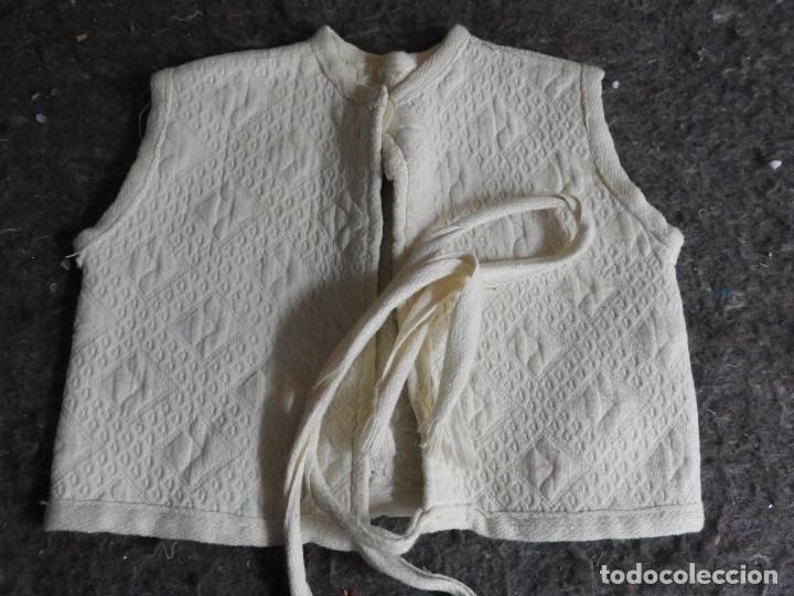 Casas de mu&ntilde;ecas: CHAQUETA O CHALECO ANTIGUO PARA MU&Ntilde;ECA - Foto 2