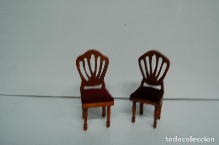 Casas de mu&ntilde;ecas: Muebles para casa de mu&ntilde;ecas: Dos sillas ref. 5 - Foto 1
