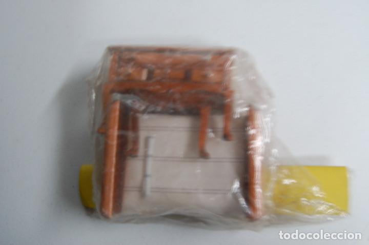 Casas de mu&ntilde;ecas: Cama y dos mesas - Foto 1