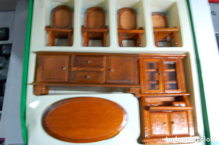 Casas de mu&ntilde;ecas: Conjunto de sillas, mesa y aparadores - Foto 1