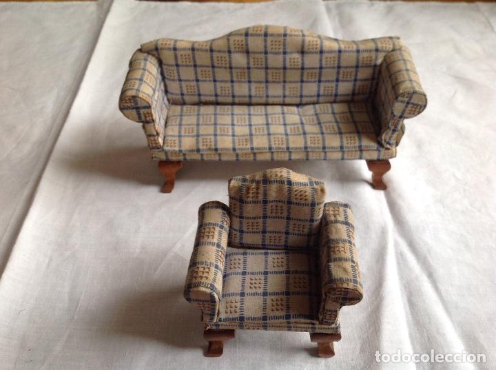 Casas de mu&ntilde;ecas: Sof&aacute; y sill&oacute;n de madera, tapizado. A&ntilde;os 60. - Foto 1