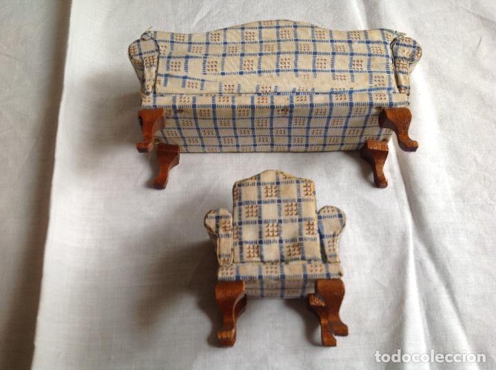 Casas de mu&ntilde;ecas: Sof&aacute; y sill&oacute;n de madera, tapizado. A&ntilde;os 60. - Foto 3