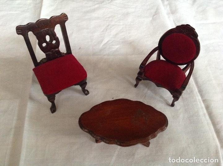 Casas de mu&ntilde;ecas: Silla, silloncito y mesa de madera. - Foto 1