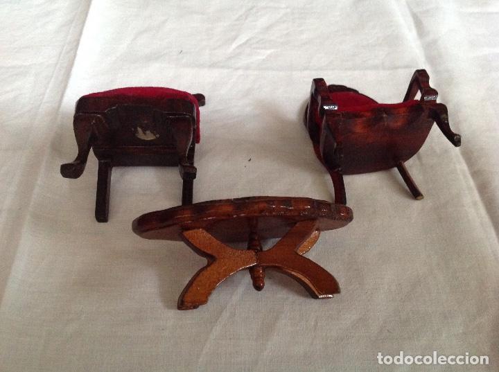 Casas de mu&ntilde;ecas: Silla, silloncito y mesa de madera. - Foto 2