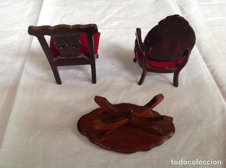 Casas de mu&ntilde;ecas: Silla, silloncito y mesa de madera. - Foto 3
