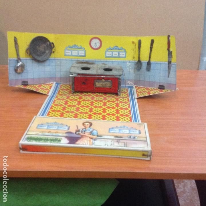 Casas de mu&ntilde;ecas: Cocina y complementos en su caja abatible - Foto 1