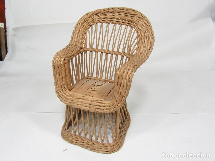 Casas de mu&ntilde;ecas: Sill&oacute;n antiguo en mimbre para mu&ntilde;eca. - Foto 1