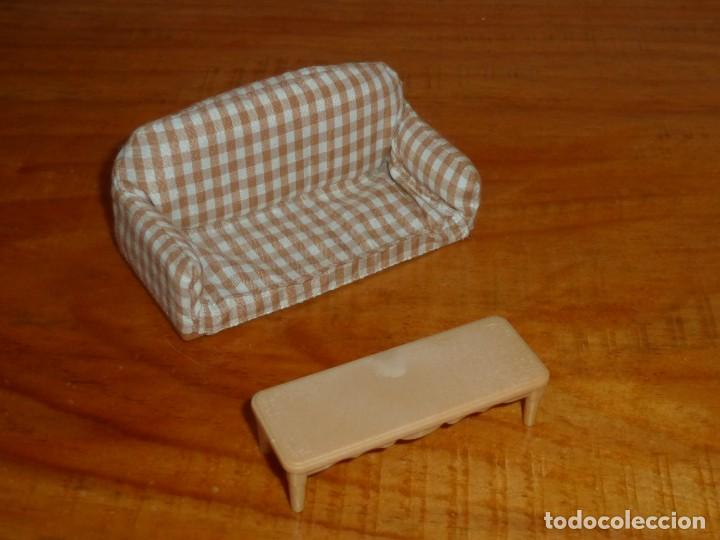 Casas de mu&ntilde;ecas: Sof&aacute; y mesa casa Sylvanian - Foto 1