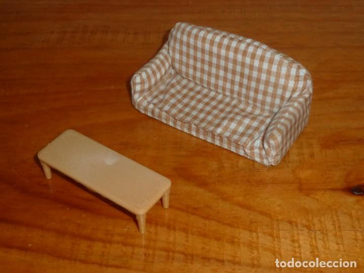 Casas de mu&ntilde;ecas: Sof&aacute; y mesa casa Sylvanian - Foto 2
