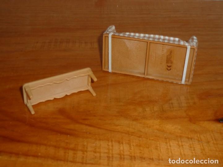 Casas de mu&ntilde;ecas: Sof&aacute; y mesa casa Sylvanian - Foto 3