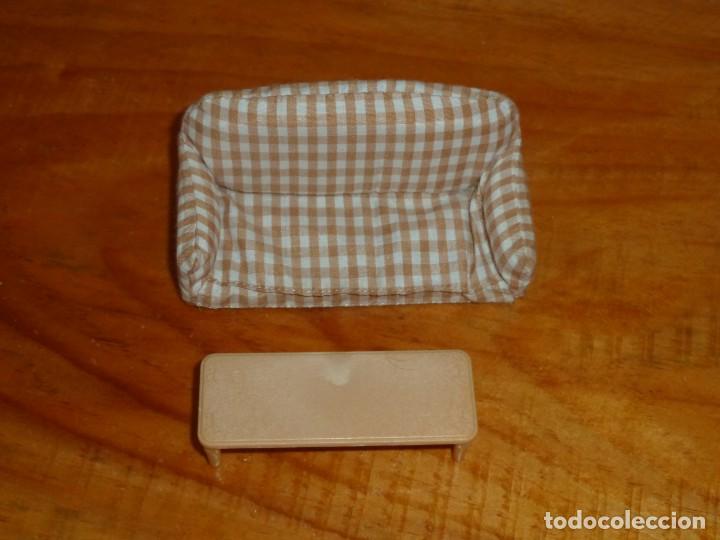 Casas de mu&ntilde;ecas: Sof&aacute; y mesa casa Sylvanian - Foto 5