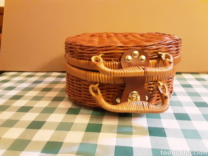 Casas de mu&ntilde;ecas: Baul mimbre con juego cafe mu&ntilde;ecas - Foto 2