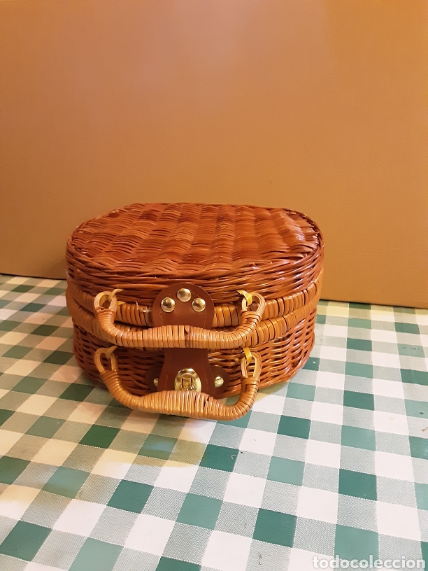 Casas de mu&ntilde;ecas: Baul mimbre con juego cafe mu&ntilde;ecas - Foto 3