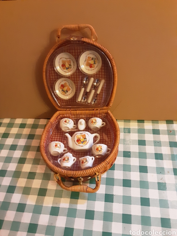 Casas de mu&ntilde;ecas: Baul mimbre con juego cafe mu&ntilde;ecas - Foto 1