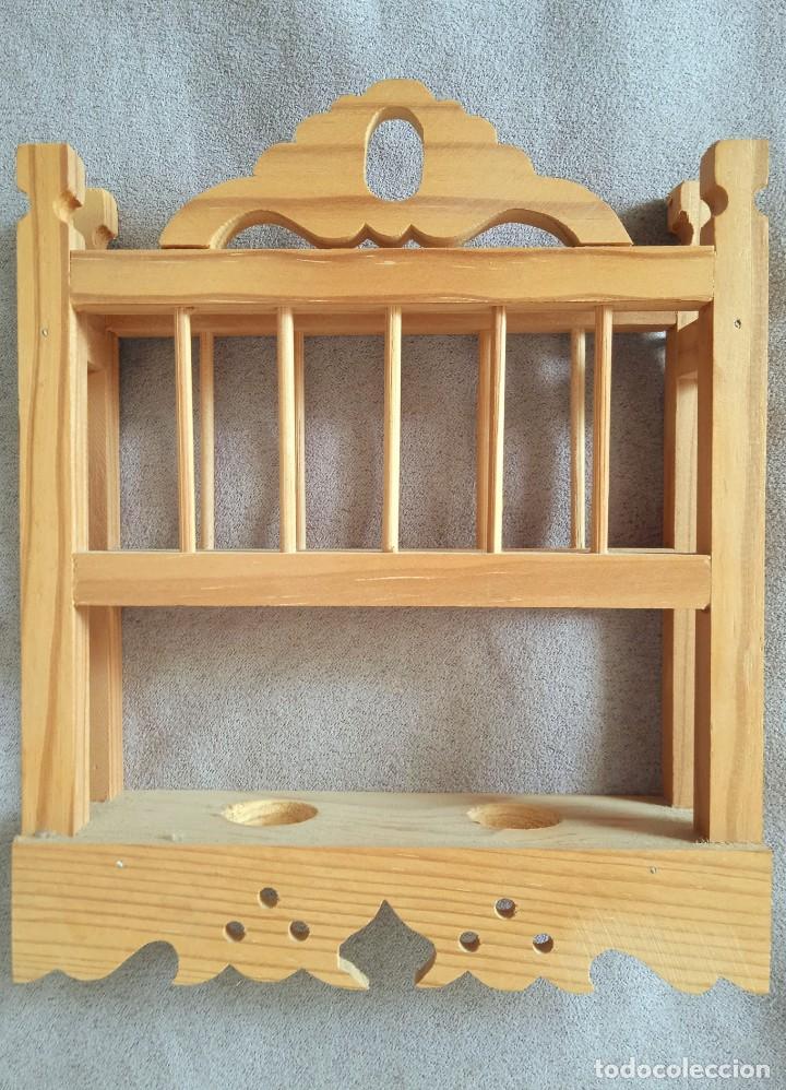 Casas de mu&ntilde;ecas: Vajilla de casa de mu&ntilde;ecas en alacena de madera - Foto 6