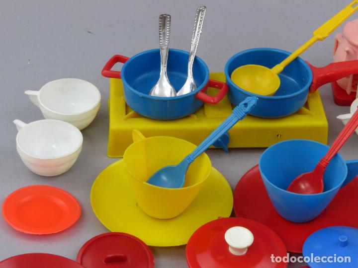 Casas de Muñecas: Lote cacharros vajilla cocina muñecas plástico platos tazas cazuela sartén fogón cubiertos años 70 - Foto 2 - 295701358