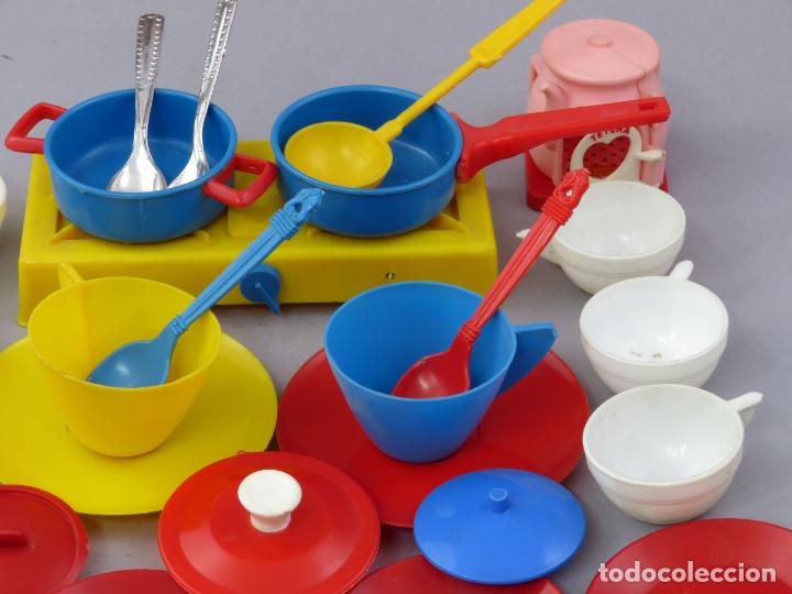 Casas de Muñecas: Lote cacharros vajilla cocina muñecas plástico platos tazas cazuela sartén fogón cubiertos años 70 - Foto 3 - 295701358