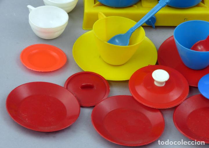 Casas de Muñecas: Lote cacharros vajilla cocina muñecas plástico platos tazas cazuela sartén fogón cubiertos años 70 - Foto 5 - 295701358