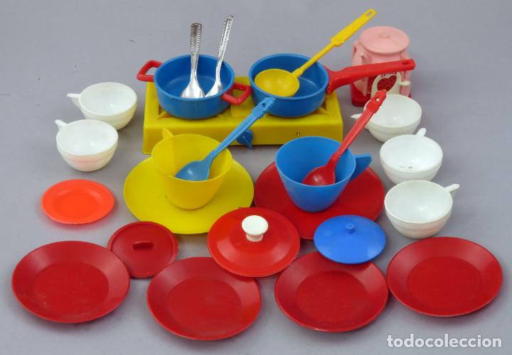 Casas de Muñecas: Lote cacharros vajilla cocina muñecas plástico platos tazas cazuela sartén fogón cubiertos años 70 - Foto 1 - 295701358