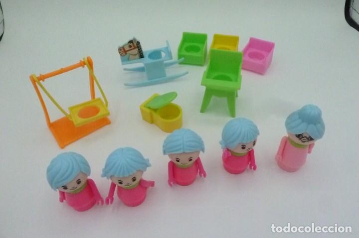 Casas de mu&ntilde;ecas: Antiguas figuras tipo pin y pon y sus complementos - Foto 1