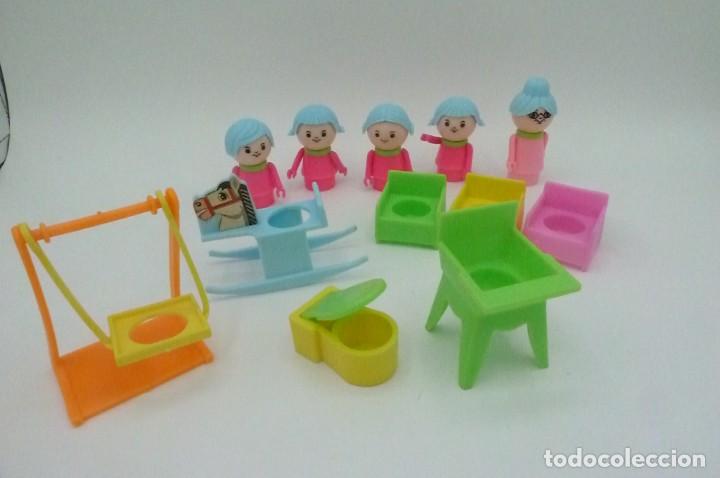 Casas de mu&ntilde;ecas: Antiguas figuras tipo pin y pon y sus complementos - Foto 2