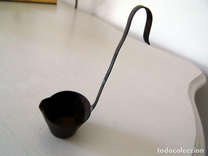 Casas de mu&ntilde;ecas: Cazo en miniatura de aleaci&oacute;n de cobre. - Foto 1
