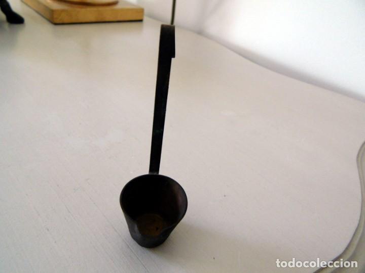 Casas de mu&ntilde;ecas: Cazo en miniatura de aleaci&oacute;n de cobre. - Foto 2