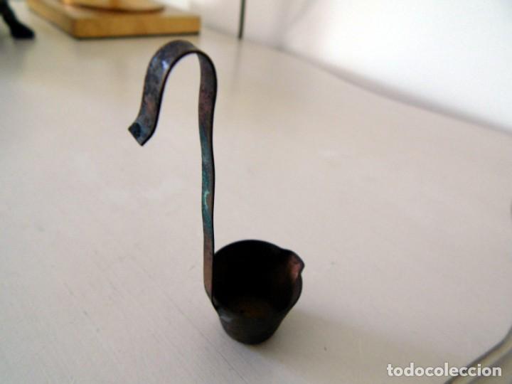 Casas de mu&ntilde;ecas: Cazo en miniatura de aleaci&oacute;n de cobre. - Foto 3