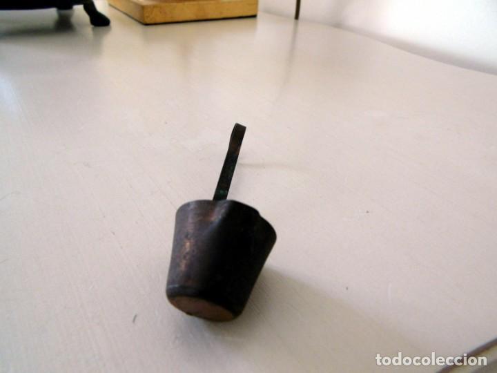 Casas de mu&ntilde;ecas: Cazo en miniatura de aleaci&oacute;n de cobre. - Foto 4