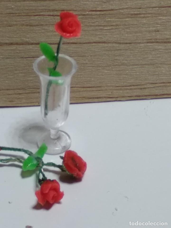 Casas de mu&ntilde;ecas: Jarr&oacute;n de rosas 1:24 - Foto 1
