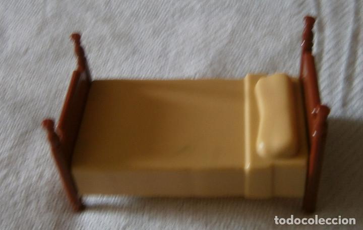 Casas de mu&ntilde;ecas: cama de plastico disney para casa de mu&ntilde;ecas - Foto 2