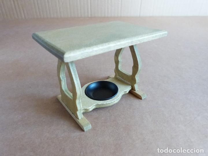 Casas de mu&ntilde;ecas: Mesa en madera con brasero para casa de mu&ntilde;ecas - Foto 1