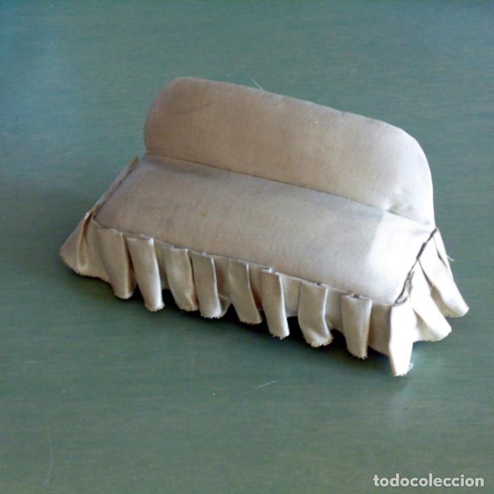 Casas de mu&ntilde;ecas: Sof&aacute; artesanal para casa de mu&ntilde;ecas. - Foto 1