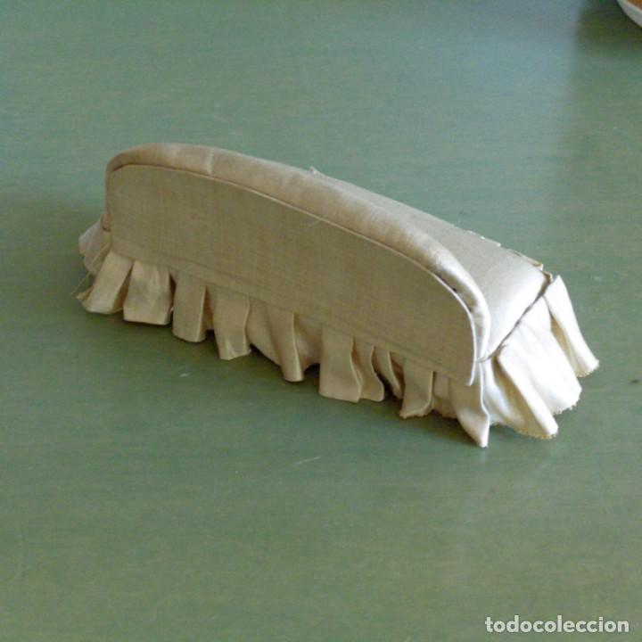 Casas de mu&ntilde;ecas: Sof&aacute; artesanal para casa de mu&ntilde;ecas. - Foto 2