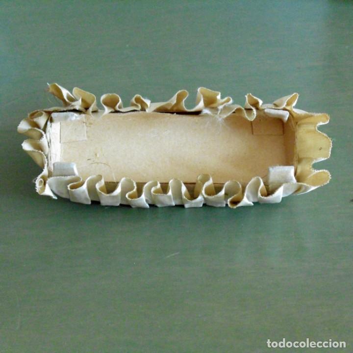 Casas de mu&ntilde;ecas: Sof&aacute; artesanal para casa de mu&ntilde;ecas. - Foto 3