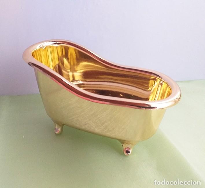 Case di Bambole: Mini Ba&ntilde;era dorada miniatura accesorio para casa de mu&ntilde;ecas victoriana