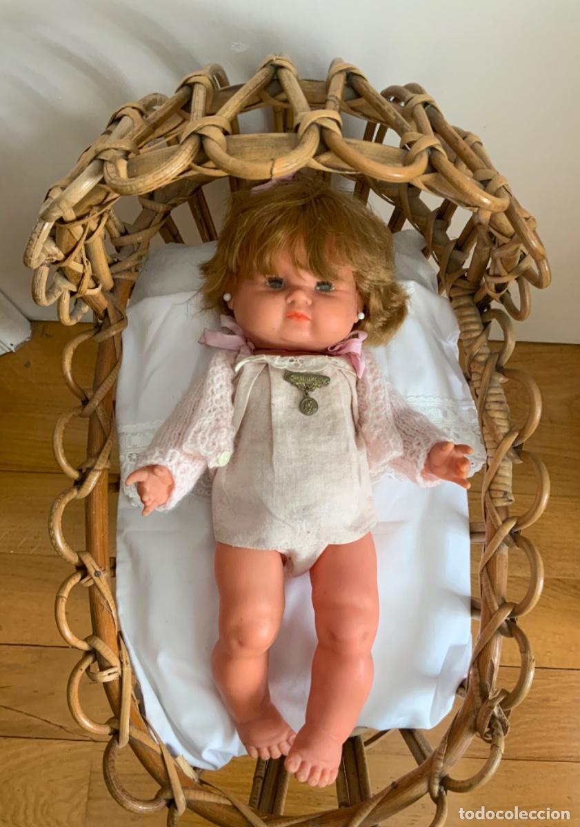 Casas de mu&ntilde;ecas: ANTIGUO MOIS&Eacute;S CUNA DE BAMBU CON RUEDAS PARA MU&Ntilde;ECA - Foto 1