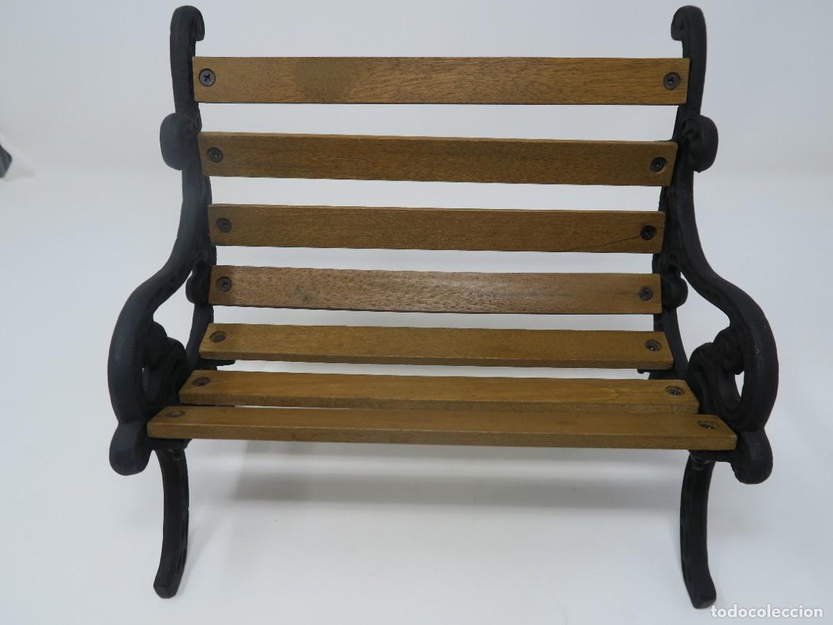 Casas de mu&ntilde;ecas: BANCO DE MU&Ntilde;ECAS EN MADERA Y FORJA 24X20 - Foto 1