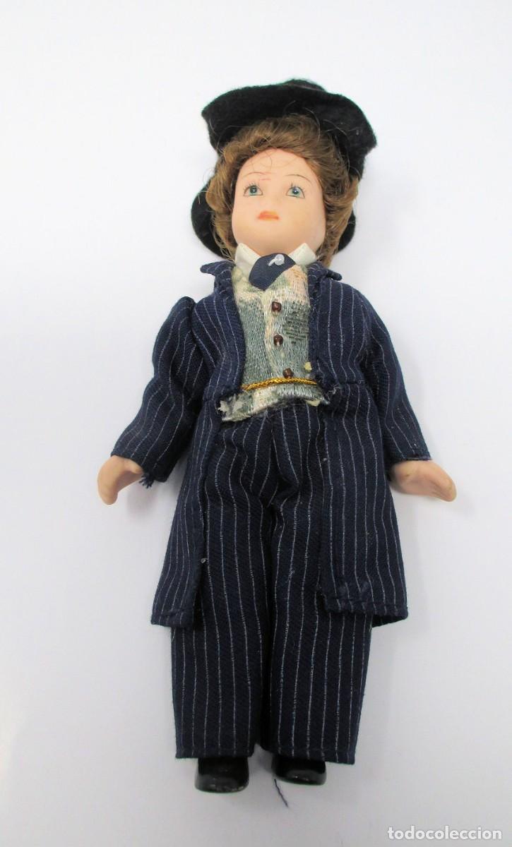Casas de mu&ntilde;ecas: Mu&ntilde;eca de Altaya a&ntilde;os 90 de Porcelana. Mide 16,5 cm de alta